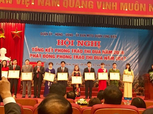 Chi bộ trường mầm non Hoa Sen vinh dự đón nhận danh hiệu chi bộ đạt trong sạch vững mạnh tiêu biểu 5 năm liên tục